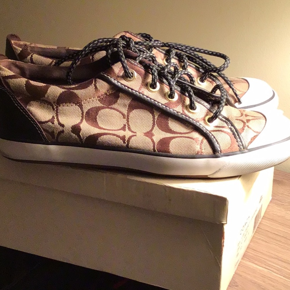 Coach - Picture 2 of 6